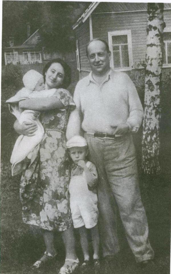 Е.Л. Шварц с дочерью Наташей Крыжановской и внуками Андреем и Машей. Комарово, 1954 г.