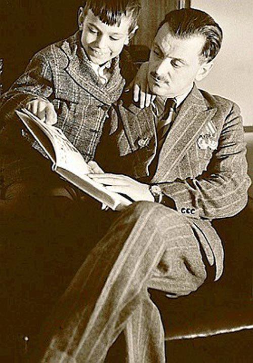 Андрей (Андрон) Михалков-Кончаловский со своим отцом, поэтом Сергеем Михалковым. Фото из семейного архива.