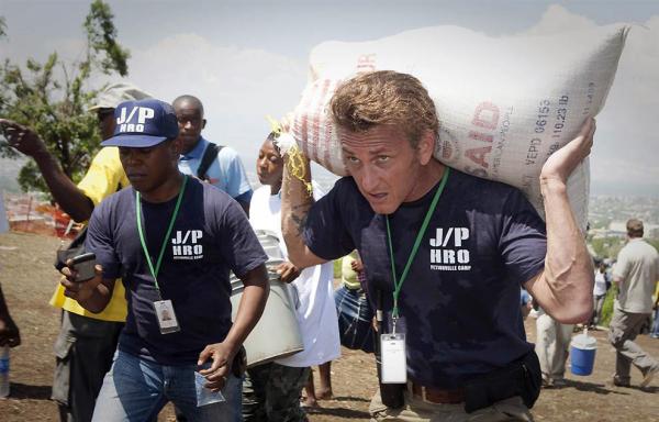Шон Пенн на Гаите помогает  беженцу