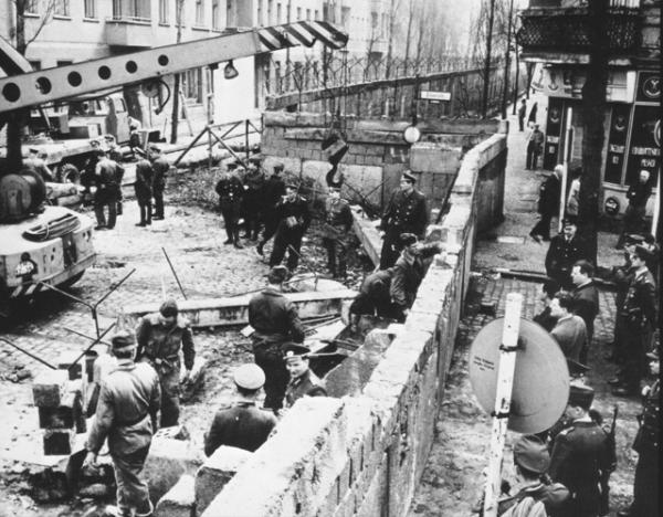 Строительство разделительной стены в Берлине 50 лет назад — в августе 1961 года. Photo by Corey Hatch / University of Utah