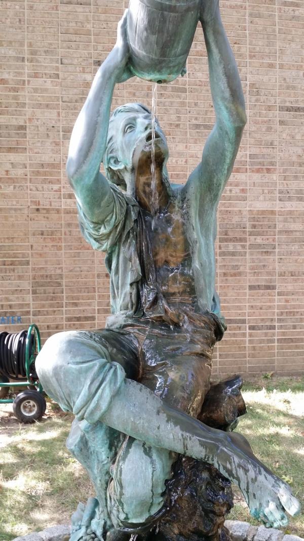 Скульптура Бартольди "Маленький виноградарь"