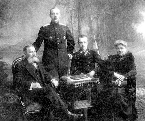 Слева направо:  Федор Егорович, Лев Егорович, Эрих Федорович и Эмилия Адольфовна Голлербах