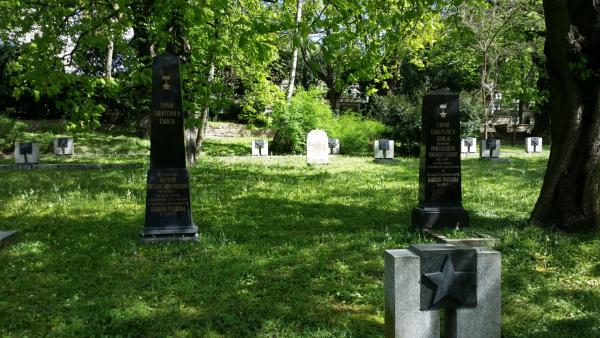 Среди похороненных много Героев Советского Союза