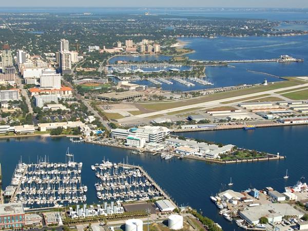 Вид с воздуха на Санкт-Петербург во Флориде 