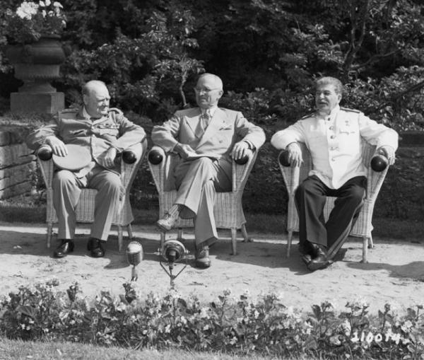 2 августа 1945 г. Лидеры большой тройки на встрече в Потсдаме. Слева-направо: британский премьер-министр Уинстон Черчилль (1874-1965), американский президент Гарри Трумэн (1884-1972) и лидер СССР Йосиф Сталин (1979 -1953). Photo by MPI/Getty Images