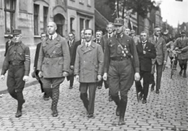 Грегор Штрассер был лидером левого крыла нацистской партии. Демонстрация нацистов - сторонников Грегора Штрассера. В центре — Грегор Штрассер (второй слева) и Йозеф Геббельс. 3-4 июля 1926 года.