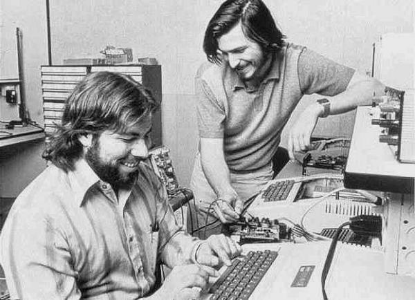 Стив Джобс (справа) и Стив Возняк у персонального компьютера Apple II. 1977 г. 