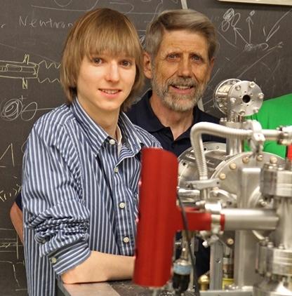 Тейлор Уилсон и Рон Фантёф, профессор физики Университета Невады в Рино, работают вместе, чтобы реализовать идеи Тэйлора с ядерным синтезом