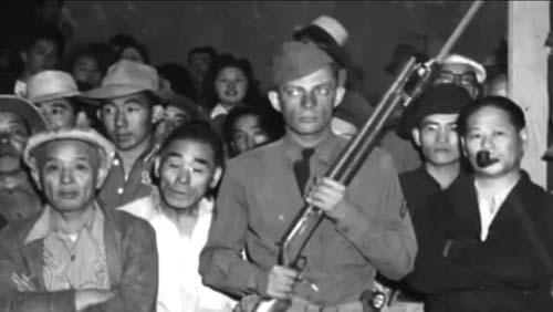 Кадр из фильма The Manzanar Fishing Club. Во время Второй Мировой вой­ны 110 тысяч американцев японского происхождения были вывезены в специально построенные лагеря для перемещенных лиц.