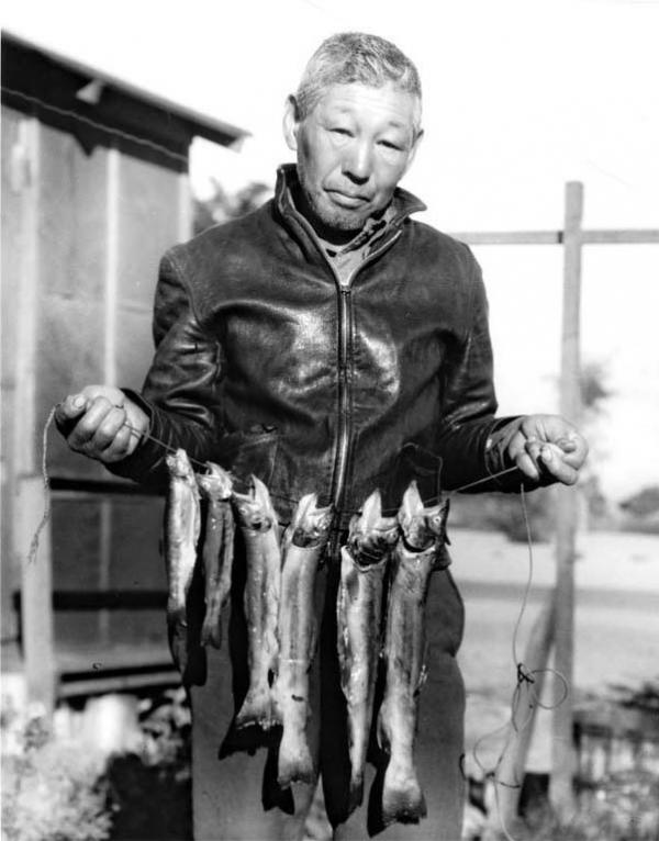 Хейхачи Ишикава демонстрирует свой улов золотой форели. Кадр из фильма The Manzanar Fishing Club.