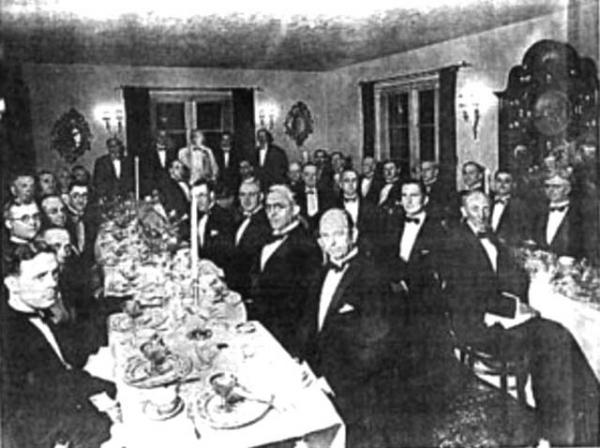 В ноябре 1931 года, по сообщению газеты «Сан-Диего Ивнинг Трибюн», доктор Милбанк Джонсон организовал банкет в честь Ройяла Райфа, на котором присутствовали 44 самых известных и уважаемых американских доктора со всей страны. Банкет назвали «Конец всех болезней». В ноябре 1931 года, по сообщению газеты «Сан-Диего Ивнинг Трибюн», доктор Милбанк Джонсон организовал банкет в честь Ройяла Райфа, на котором присутствовали 44 самых известных и уважаемых американских доктора со всей страны. Банкет назвали «Конец всех болезней».