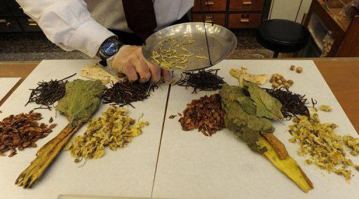 Китайская традиционная медицина. Приготовление лекарств из продуктов переработки растений в магазине Гонконга.  Photo: Wikipedia