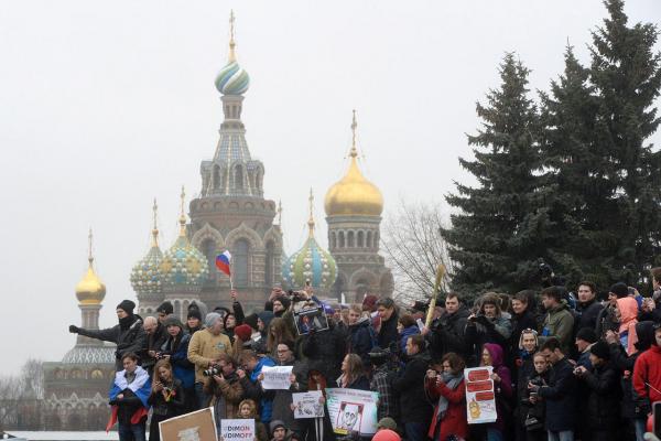 Участники митинга в Петербурге.Фото: Ольга Мальцева / AFP / Scanpix / LETA//meduza.io