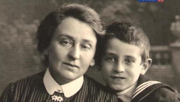 Василий Гроссман  с матерью Екатериной Савельевной