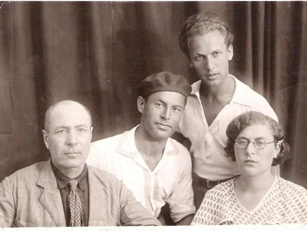 Вельвель (Волька) Нахманович Лахман с сыновьями Наумом и Фишелем, и с дочерью Ривой