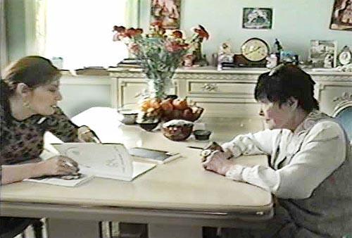 Белла Ахмадулина (справа) и Вера Зубарева. Филадельфия, 1997 г. Кадр из документального фильма Веры Зубаревой  «Единственность».