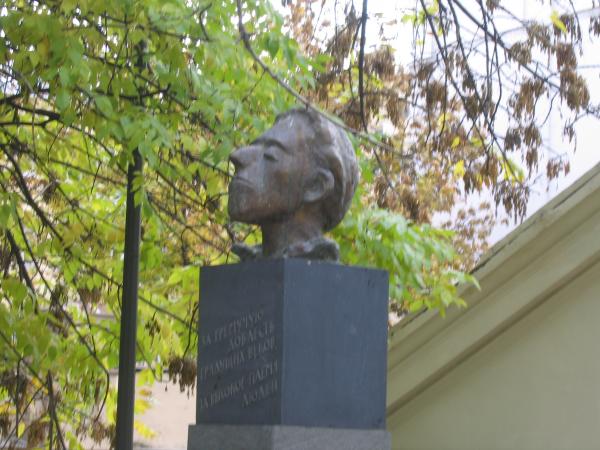 Верхняя часть памятника Мандельштаму в Москве