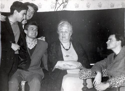 Соломон Волков с товарищами у Анны Ахматовой после исполнения квартета Шостаковича. Комарово, 1965 г.