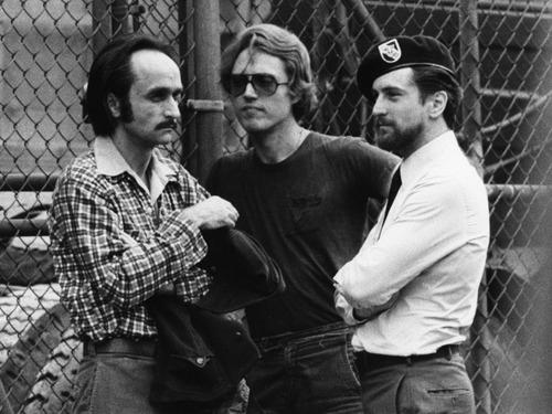 Слева направо: режиссер Майкл Чимино, актеры Кристофер Волкен и Роберт Де Ниро на съемочной площадке фильма «Охотник на оленей»