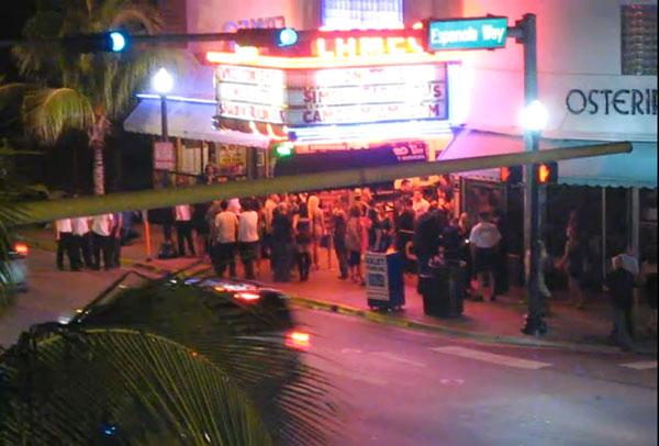 У одного из ночных клубов на Вашингтон-авеню в районе South Beach (Майями, Флорида). Photo courtesy: Ryan Janek Wolowski  /Flickr.com
