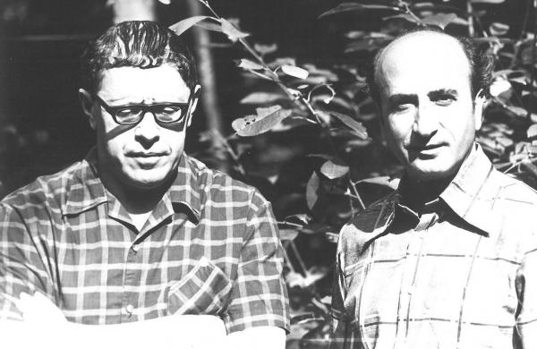 Юрий Трифонов и Семен Тангян, август 1976, на даче у Юрия Трифонова