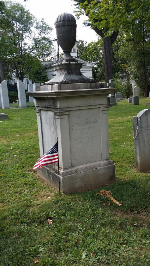 Здесь похоронен президент Гровер Кливленд