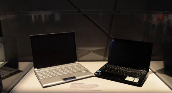 Один из экспонатов выставки шпионских принадлежностей на Таймс-сквер в Нью-Йорке — тот самый лэптоп Анны Чапман (слева)