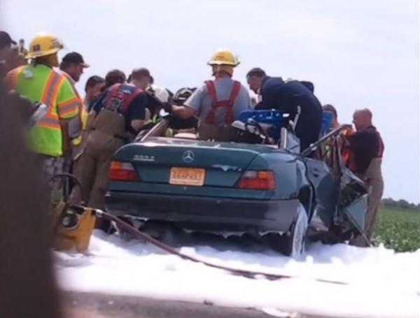 Команда спасателей провела полтора часа, чтобы вытащить без нанесения травм 19-летнюю Кэти Ленц из попавшей на дороге 19 (около города Сентер в штате Миссури) в аварию машины. Photo courtesy: KHQA-TV/YouTube
