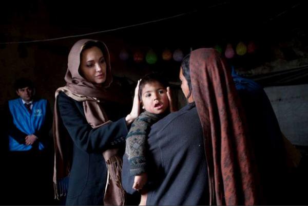 Посол доброй воли Комиссии по делам беженцев при ООН Анджелина Джоли посетила в марте 2011 года Афганистан. На снимке она встречается в Кабуле с матерью 8-х детей Ханум Гул. Photo © UNHCR/J.Tanner