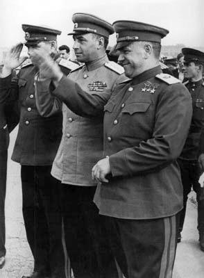 Справа-налево: маршал Советского Союза Г.К. Жуков, генерал армии А.И. Антонов, маршал авиации Ф.Я. Фалалеев 1945 год.