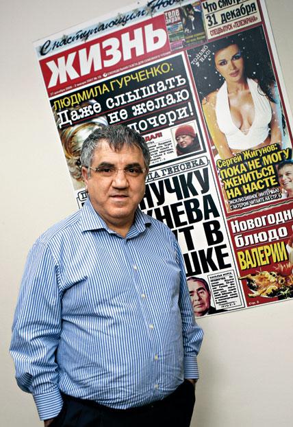 Как утверждает газета «Ведомости», среди 300 награжденных журналистов, гендиректор холдинга Life News Арам Габрелянов получил Орден Почета