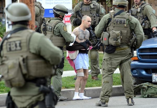 Члены команды SWAT, спецназа ФБР, после штурма дома в пригороде Лос-Анджелеса Sherman Oaks производят арест подозреваемого — предположительно члена банды Armenian Power