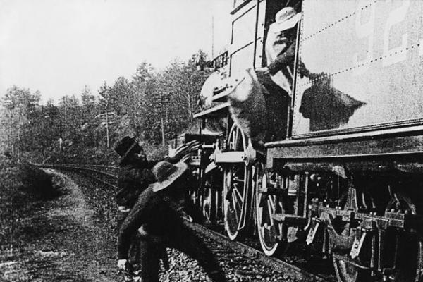 Кадр из немого фильма 1903 года «Великое ограбление поезда» Кадр из немого фильма 1903 года «Великое ограбление поезда»