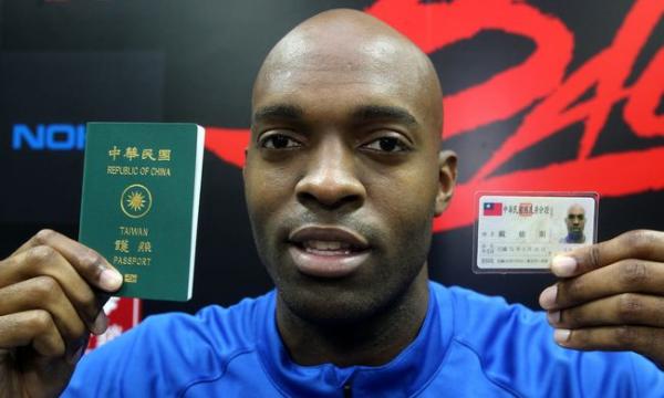 Американский баскетболист Куинси Дэвис демонстрирует новый паспорт гражданина Тайваня, выступает за сборную страны по баскетболу