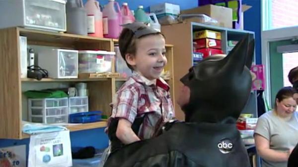 Ленни Робинсон во время визита в одну из детских больниц страны. Photo Credit: ABC News / Seagull Publications
