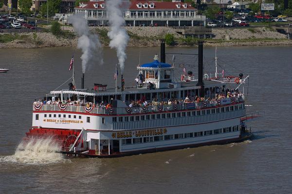 Пароход “The Belle of Louisville” («Красавица Луисвилла») – старейшее речное судно Америки.