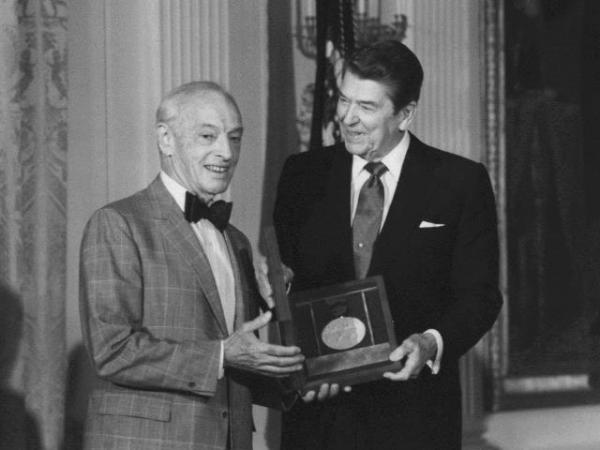 Президент Рейган вручает Беллоу Национальную премию по литературе