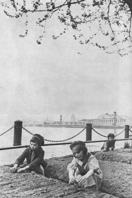 Дети блокадного Ленинграда у грядок на Мытнинской набережной. 1942 год