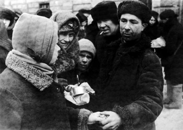 Обмен товарами на рынке блокадного Ленинграда. Автор: Григорий Чертов. Февраль 1942 года