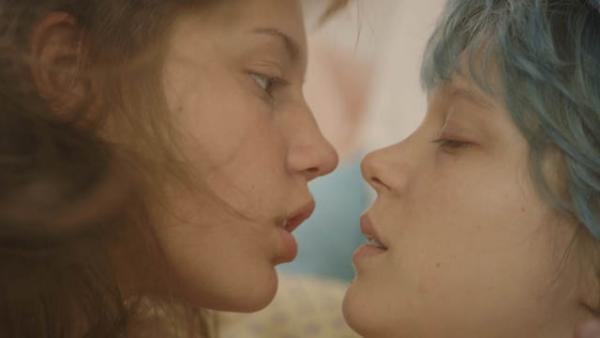 Клементину (слева) играет 19-летняя Адель Экзаркопулос, Эмму — Леа Сейду. Photo Courtesy of Sundance Selects