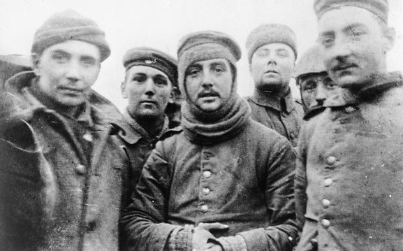 Британские и немецкие солдаты во время рожденственского перемирия 1914 г.  Photo courtesy: iwm.org.uk