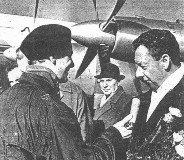 Автор интервьюирует Бенджамина Бриттена в московском аэропорту. 1964 г. Автор интервьюирует Бенджамина Бриттена в московском аэропорту. 1964 г.