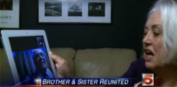 Бетти Беллидо разговаривает со своим братом Клиффордом Бойстоном (на экране айпэда) с помощью видеотелефона — после 65 лет разлуки! Photo Courtesy:  YahooNews Video