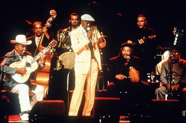 Выступление в конце 1990-х годов ансамбля Buena Vista Social Club , составленного из кубинских эстрадных музыкантов старой школы   