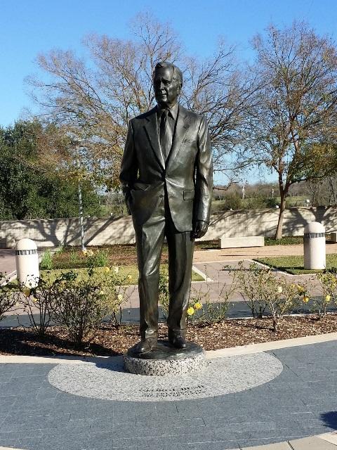 Бронзовая скульптура президента Джорджа Герберта Уокера Буша