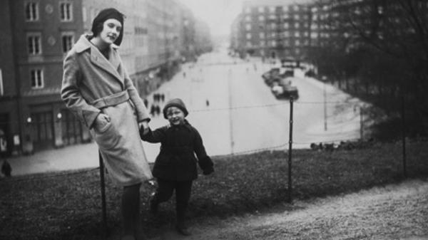 Астрид Линдгрен с сыном Ларсом, приблизительно 1930-й год. Прототипом ее Карлсона был... Герман Геринг, полагает Г. Ульман. Астрид Линдгрен с сыном Ларсом, приблизительно 1930-й год. Прототипом ее Карлсона был... Герман Геринг, полагает Г. Ульман.