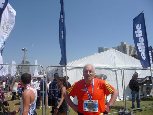 Михаил Бузукашвили после Тель-Авивского марафона с медалью на шее...