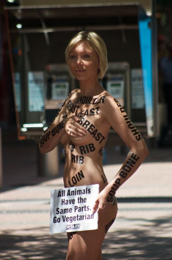 Обнаженная красавица из организации PETA протестует против забоя животных для питания. На плакате написано: «У всех животных те же части тела. Становитесь вегетарианцами». Photo  courtesy:by Paul Hagon Flickr