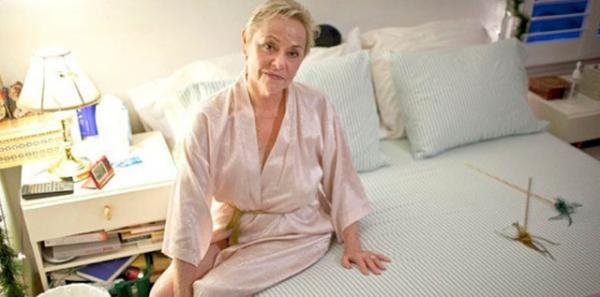 Черил Коэн Грин снялась для прессы в халатике, на двуспальной кровати, демонстрируя таким образом суть своей профессии — «сексуальная терапия».  Photo Courtesy: Peter DaSilva / mcall.com