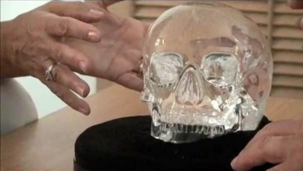 Хрустальный череп «в руках» исследователей
